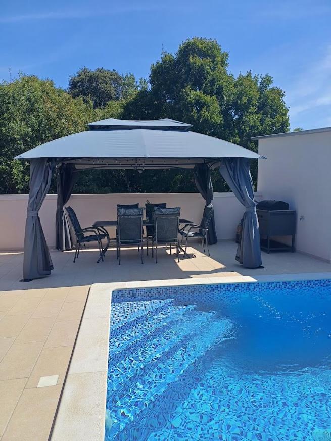 Apartman Debora Sa Privatnim Bazenom Pula Bagian luar foto
